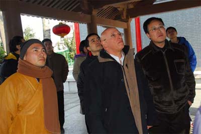 ��ɫ���v�A��ʹ��ٝѩɽ��ʿ���^���T��