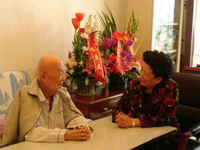 國(guó)務(wù)委員陳至立春節(jié)前夕看望季羨林先生 國(guó)務(wù)委員陳至立春節(jié)前夕看望季羨林先生