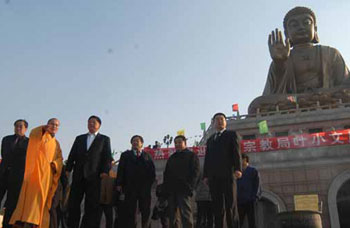 ��(gu��)�ھ��~С�ľ��L(zh��ng)һ�и����_(t��i)������ɽ�U��ָ��(d��o)����