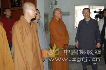 眾法師與中國佛教網(wǎng)慰問弘德家園 眾法師與中國佛教網(wǎng)慰問弘德家園