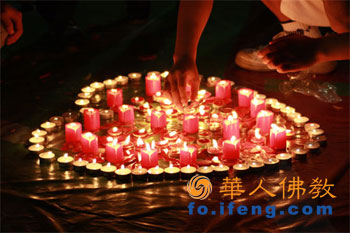 天寧寶塔化身巨燭為災民祈福 萬眾市民“捐”流不息 天寧寶塔化身巨燭為災民祈福 萬眾市民“捐”流不息