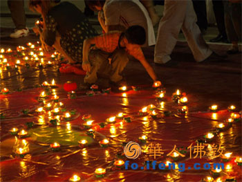 天寧寶塔化身巨燭為災民祈福 萬眾市民“捐”流不息 天寧寶塔化身巨燭為災民祈福 萬眾市民“捐”流不息