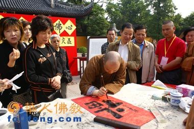 上海龍華古寺賑災(zāi)義賣籌集善款送往災(zāi)區(qū) 上海龍華古寺賑災(zāi)義賣籌集善款送往災(zāi)區(qū)