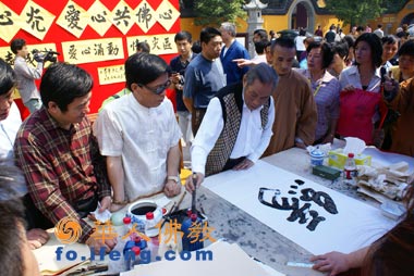 上海龍華古寺賑災(zāi)義賣籌集善款送往災(zāi)區(qū) 上海龍華古寺賑災(zāi)義賣籌集善款送往災(zāi)區(qū)