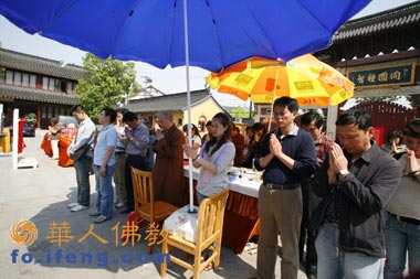 上海龍華古寺賑災(zāi)義賣籌集善款送往災(zāi)區(qū) 上海龍華古寺賑災(zāi)義賣籌集善款送往災(zāi)區(qū)