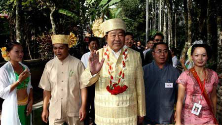 全國政協(xié)主席賈慶林視察云南并看望曼春滿大佛寺僧侶信眾 全國政協(xié)主席賈慶林視察云南并看望曼春滿大佛寺僧侶信眾