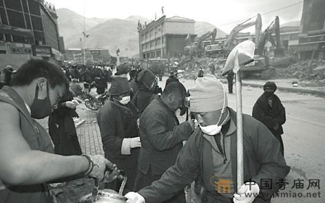 玉樹救災(zāi)中喇嘛救援隊(duì)表現(xiàn)突出 玉樹救災(zāi)中喇嘛救援隊(duì)表現(xiàn)突出