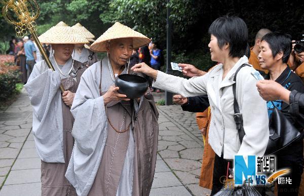 杭州佛教界舉行僧人托缽行腳慈善行(組圖) 杭州佛教界舉行僧人托缽行腳慈善行(組圖)