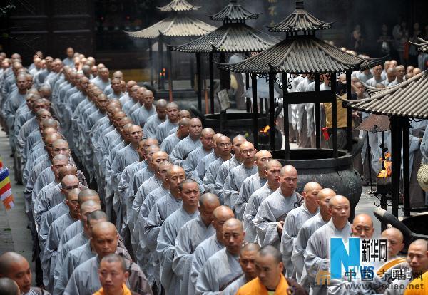 杭州佛教界舉行僧人托缽行腳慈善行(組圖) 杭州佛教界舉行僧人托缽行腳慈善行(組圖)