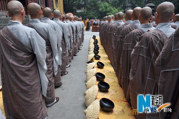 杭州佛教界舉行僧人托缽行腳慈善行(組圖) 杭州佛教界舉行僧人托缽行腳慈善行(組圖)