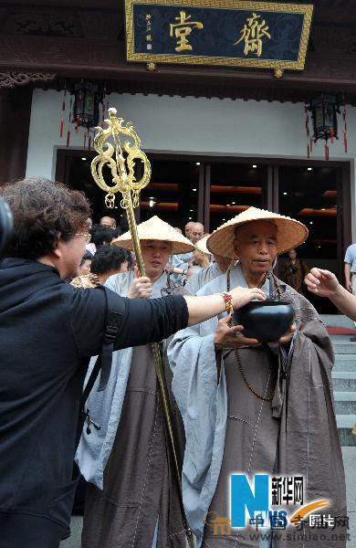 杭州佛教界舉行僧人托缽行腳慈善行(組圖) 杭州佛教界舉行僧人托缽行腳慈善行(組圖)