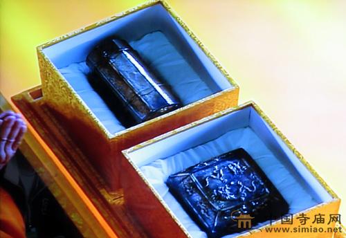 一起瞻禮佛頂骨舍利(圖) 一起瞻禮佛頂骨舍利(圖)