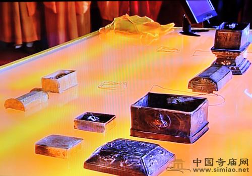 一起瞻禮佛頂骨舍利(圖) 一起瞻禮佛頂骨舍利(圖)