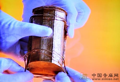 一起瞻禮佛頂骨舍利(圖) 一起瞻禮佛頂骨舍利(圖)