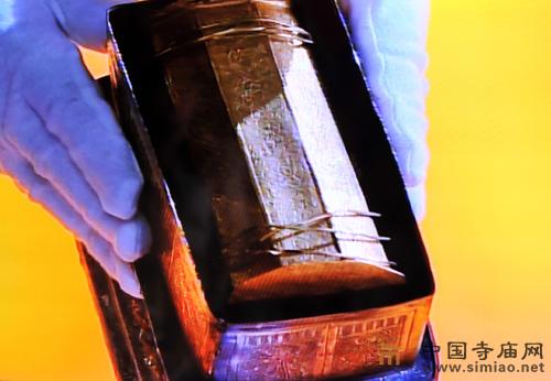 一起瞻禮佛頂骨舍利(圖) 一起瞻禮佛頂骨舍利(圖)