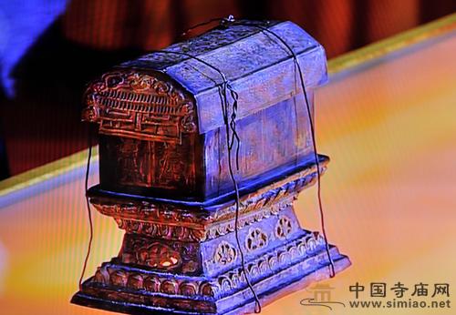 一起瞻禮佛頂骨舍利(圖) 一起瞻禮佛頂骨舍利(圖)