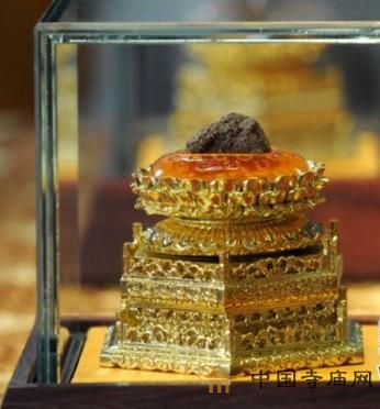 一起瞻禮佛頂骨舍利(圖) 一起瞻禮佛頂骨舍利(圖)