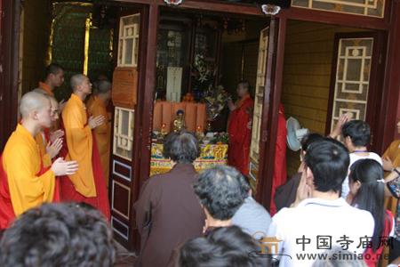 廈門南普陀寺舉行哀悼甘肅舟曲泥石流遇難同胞活動 廈門南普陀寺舉行哀悼甘肅舟曲泥石流遇難同胞活動