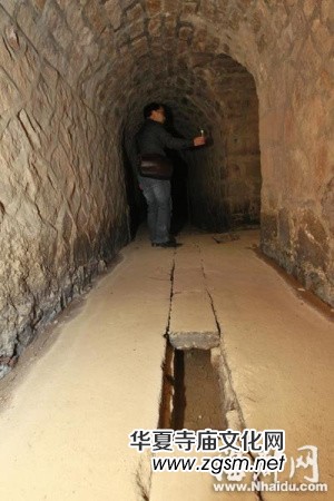 福州開元寺地下驚現(xiàn)“神秘”地道(組圖) 福州開元寺地下驚現(xiàn)“神秘”地道(組圖)