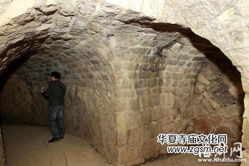 福州開元寺地下驚現(xiàn)“神秘”地道(組圖) 福州開元寺地下驚現(xiàn)“神秘”地道(組圖)