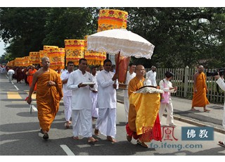 ��ɏ�_һ·���Ї���̺��Ͻz�I֮·Ѳ�Y�F��˹���m���e�С�ǧɮ�S������ʢ����(�D��)