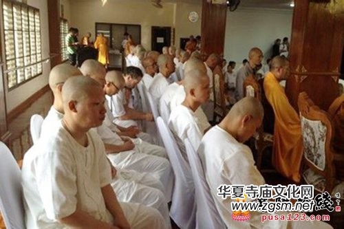 為體驗泰國佛教文化 70名中國游客在泰國剃度出家 為體驗泰國佛教文化 70名中國游客在泰國剃度出家