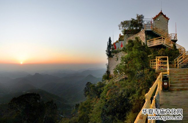 河南林州:秋染柏尖 共賞紅葉 河南林州:秋染柏尖 共賞紅葉