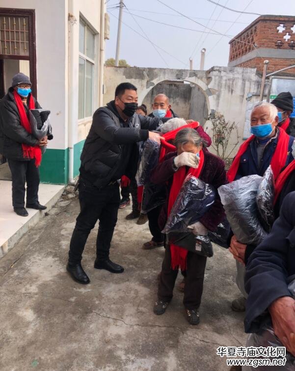 正念正心宗教學(xué)研究院執(zhí)行院長(zhǎng)張磊為家鄉(xiāng)孤寡老人捐贈(zèng)衣物生活物品 正念正心宗教學(xué)研究院執(zhí)行院長(zhǎng)張磊為家鄉(xiāng)孤寡老人捐贈(zèng)衣物生活物品