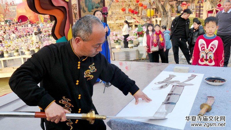 武林關(guān)公刀書靳有良龍年春節(jié)在翰園獻(xiàn)藝 武林關(guān)公刀書靳有良龍年春節(jié)在翰園獻(xiàn)藝